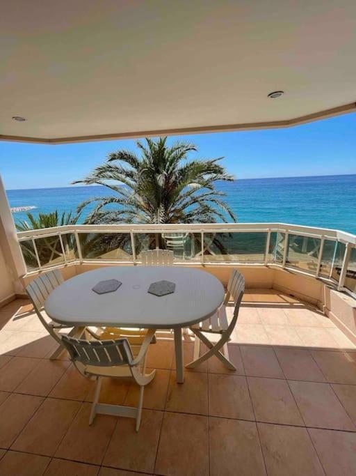 Appartement Bord De Mer Avec Garage Menton Exterior foto